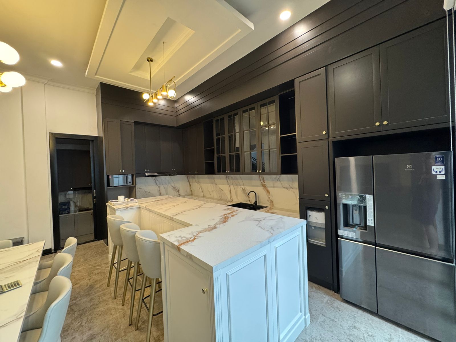 Jual rumah mewah modern elegan dan strategis di Janur Hijau 1