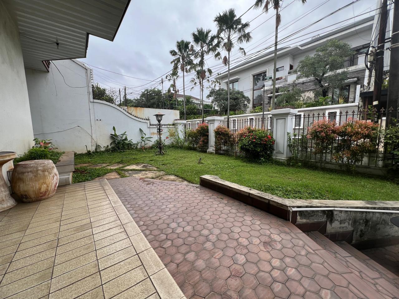 Jual rumah siap huni dan strategis di Karmel 5, Kebon Jeruk