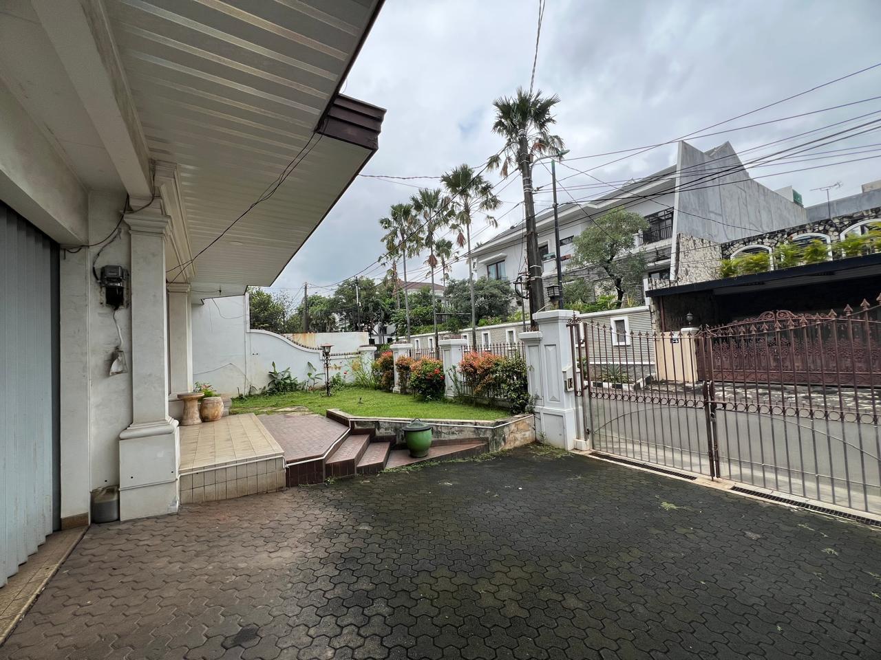 Jual rumah siap huni dan strategis di Karmel 5, Kebon Jeruk