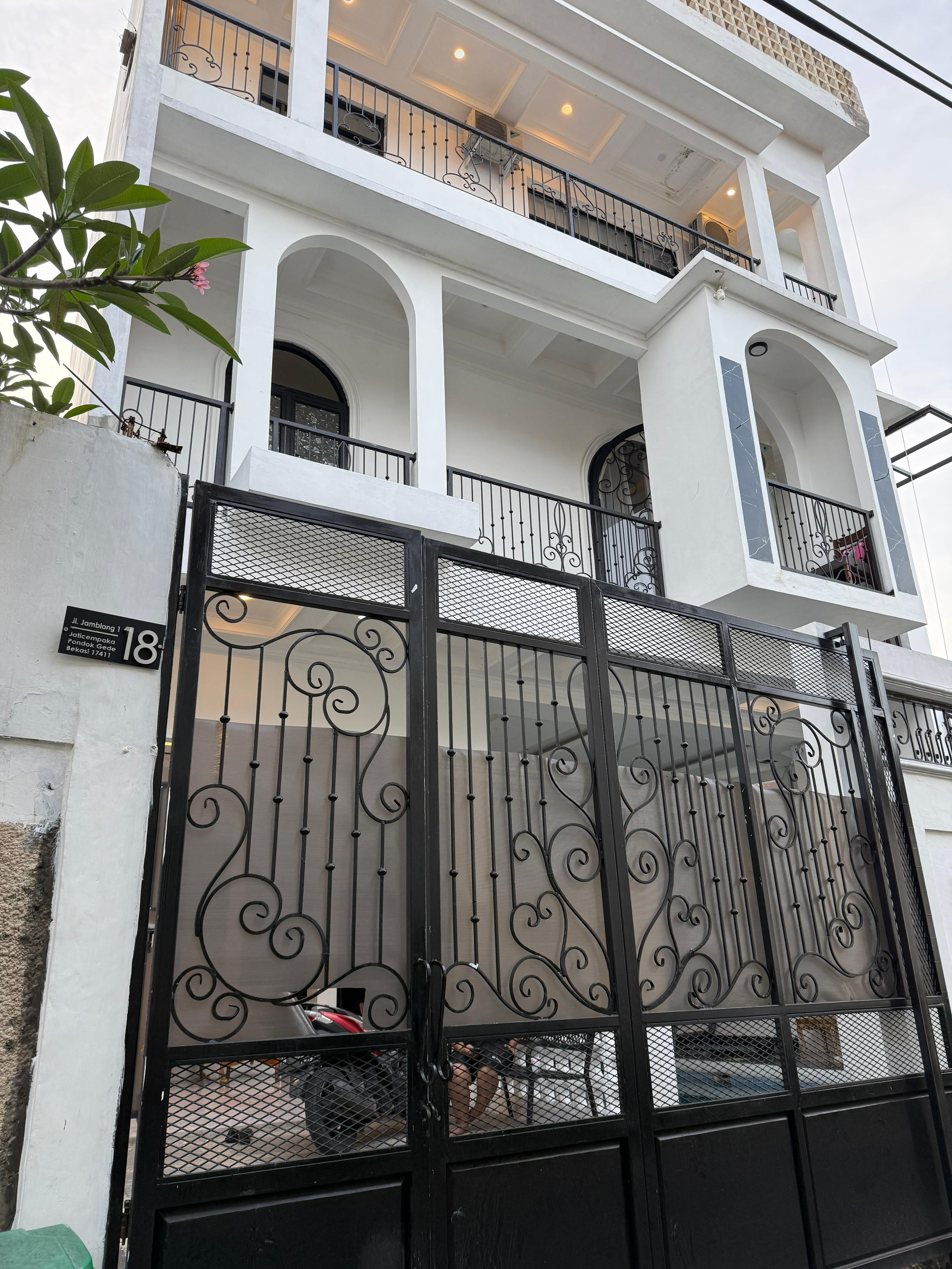 Jual rumah brand new dan modern american classic di Jamblang 1