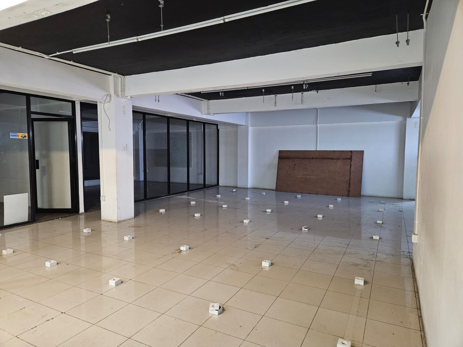 Sewa ruko gandeng besar dekat Rcti di Kebon Jeruk, Jakarta Barat