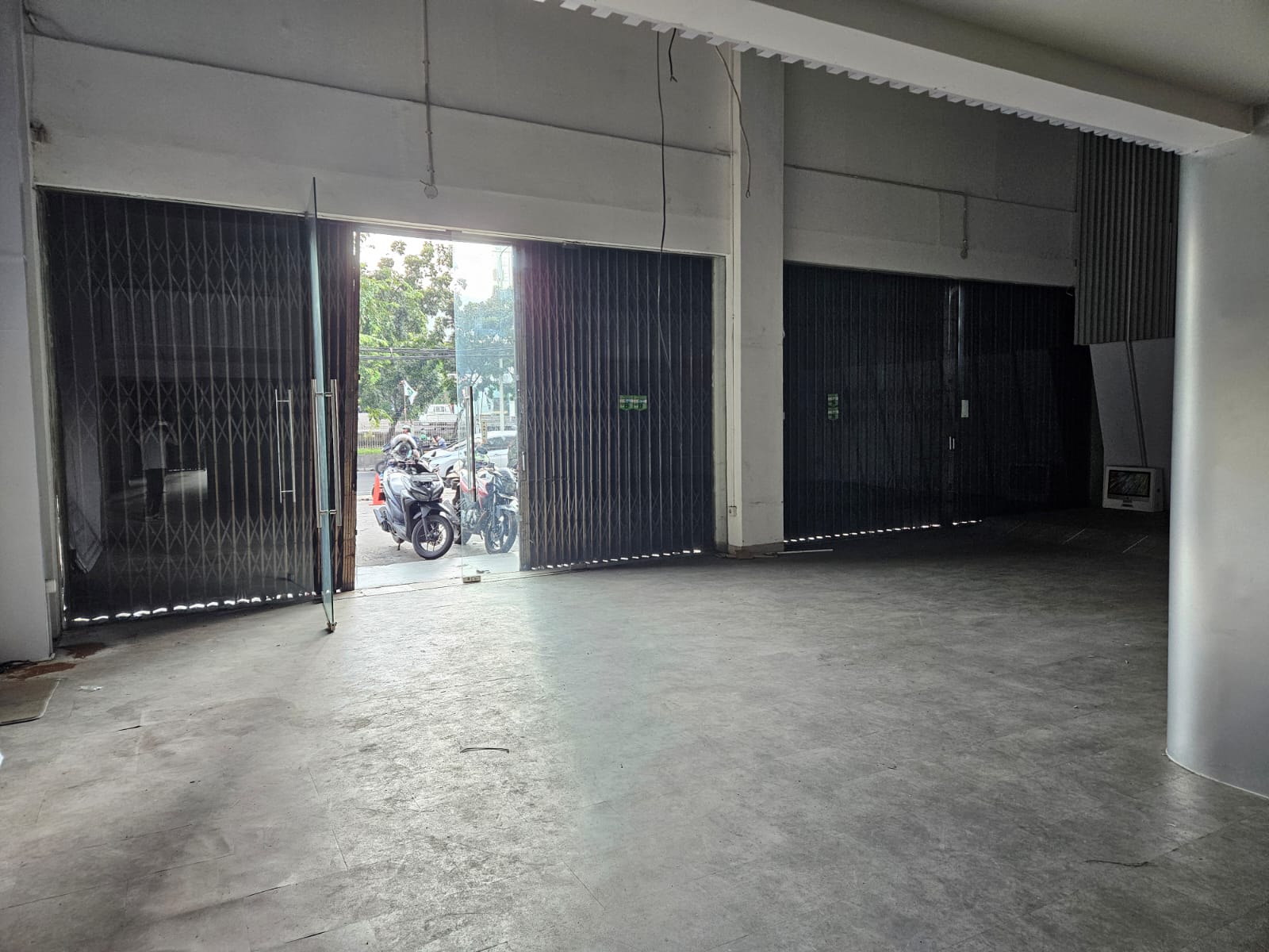 Sewa ruko gandeng besar dekat Rcti di Kebon Jeruk, Jakarta Barat