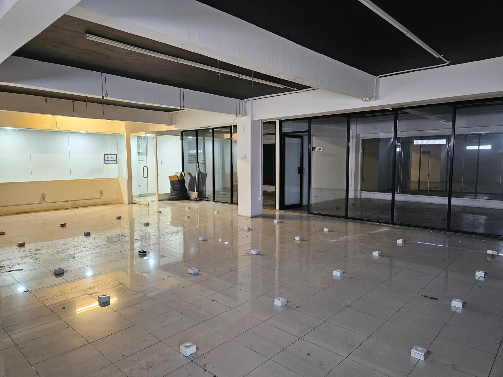 Sewa ruko gandeng besar dekat Rcti di Kebon Jeruk, Jakarta Barat