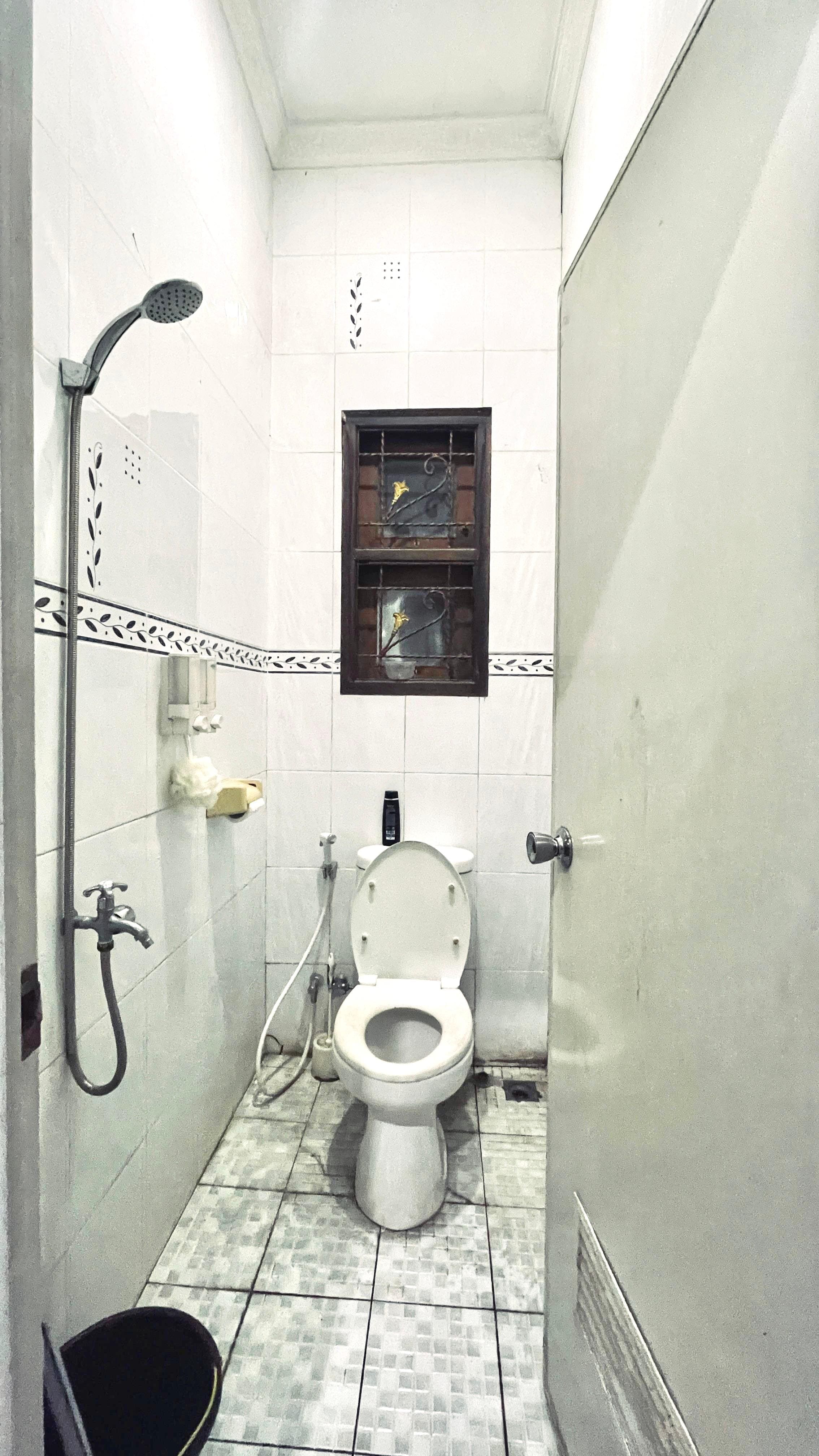 RUMAH BAGUS SEMIFURNISH DI KEMANG PRATAMA MURAH LOKASI BAGUS