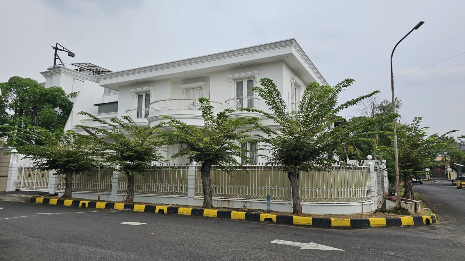 Jual rumah mewah dan luas posisi hook di Taman Hijau J11, Jakbar