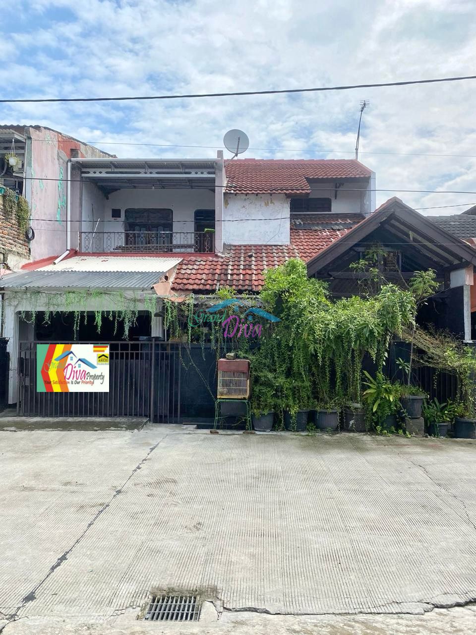 RUMAH 2 LANTAI  DI PERUMAHAN MASNAGA JAKASAMPURNA BEKASI