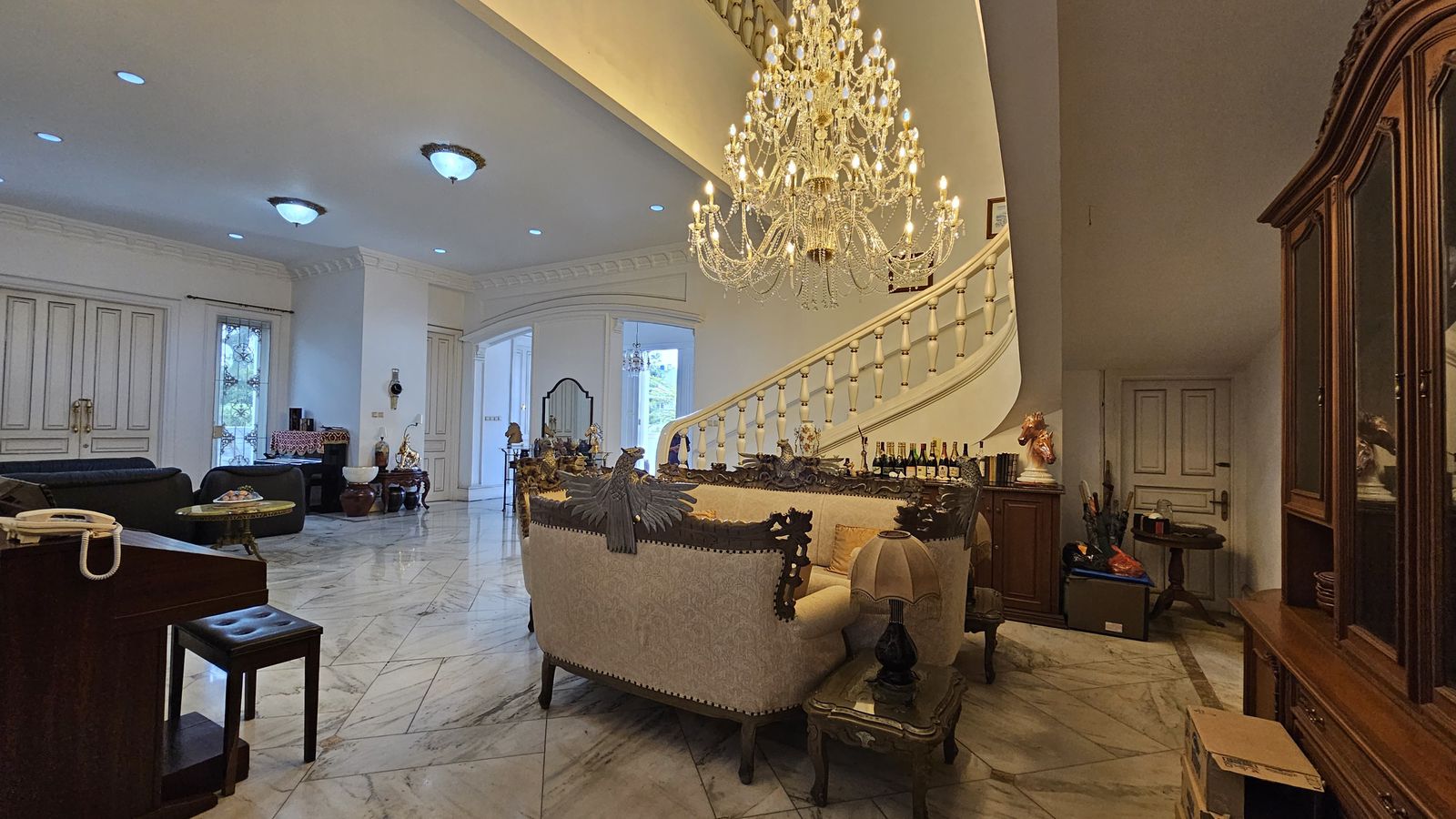 Jual rumah mewah dan luas posisi hook di Taman Hijau J11, Jakbar