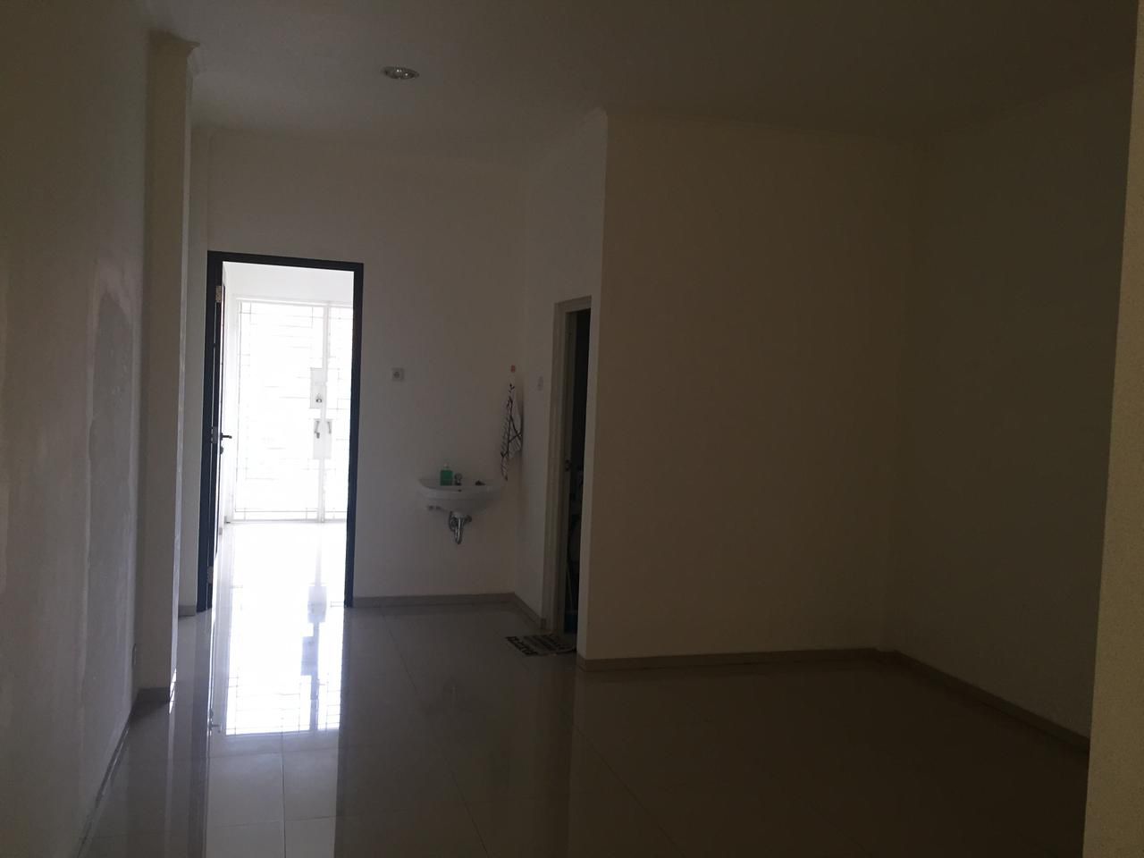 Jual ruko pinggir jalan dan siap huni di Taman Cosmos 2, Kebon