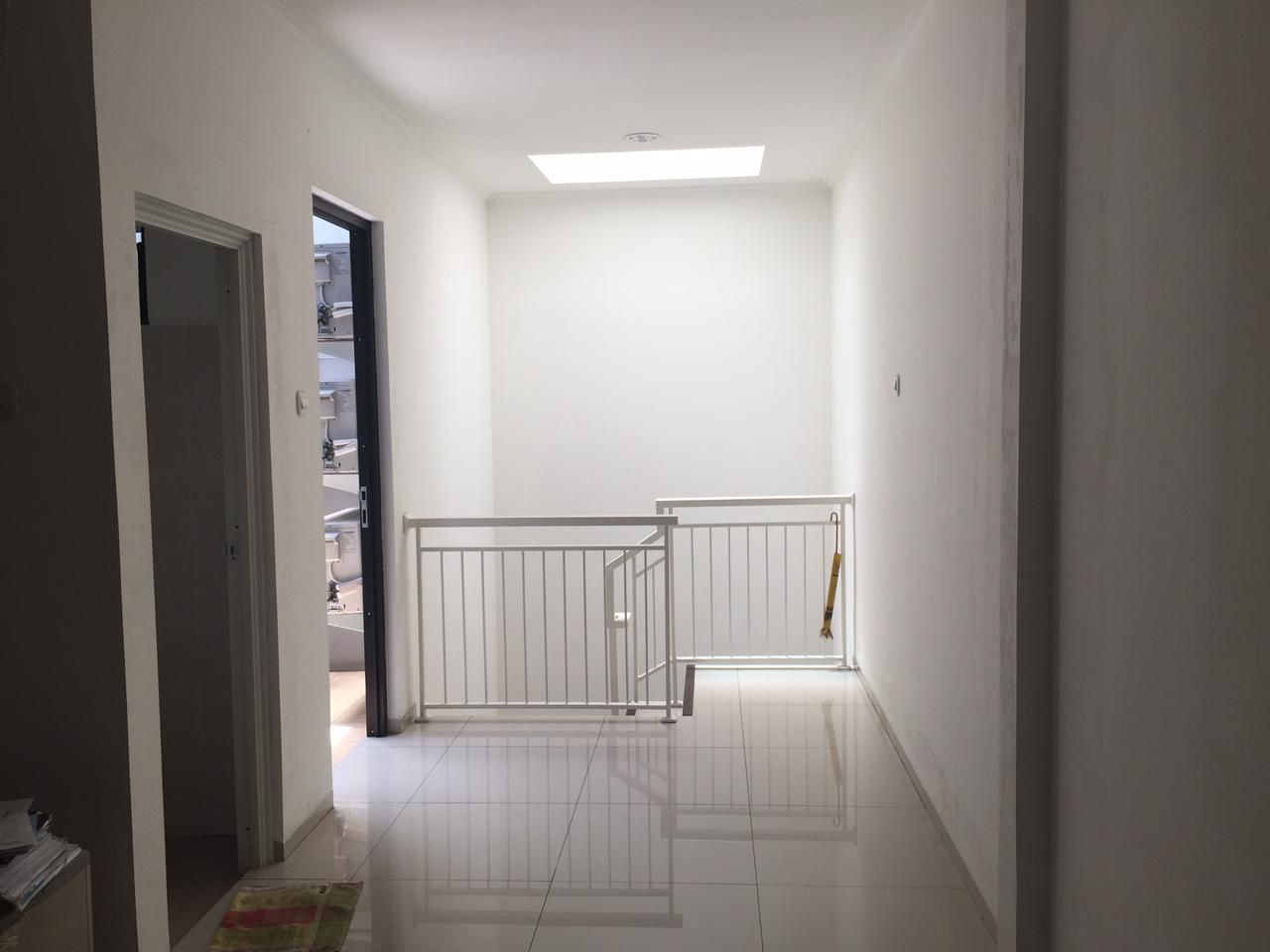 Jual ruko pinggir jalan dan siap huni di Taman Cosmos 2, Kebon