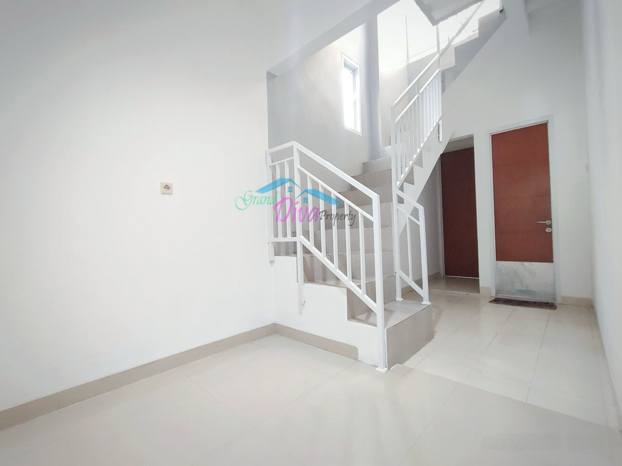 RUMAH BAGUS BARU RENOVASI DI CLUSTER THE REGENT RESIDENCE BEKASI