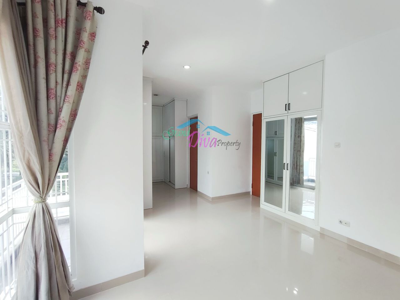 RUMAH BAGUS BARU RENOVASI DI CLUSTER THE REGENT RESIDENCE BEKASI