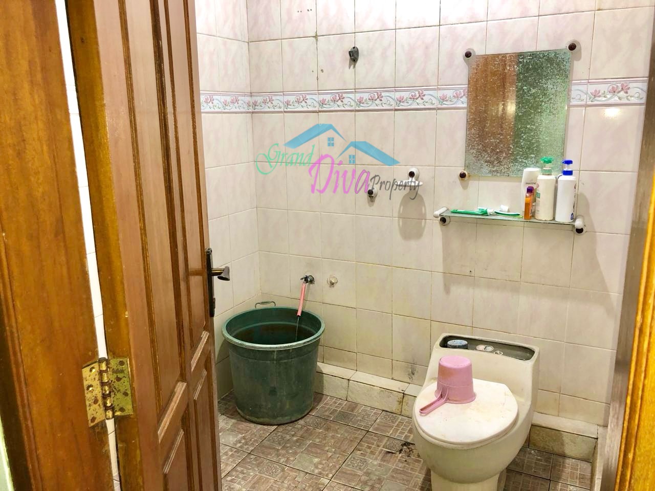 RUMAH HOOK BAGUS DAN LUAS DI JATIBENING ESTATE DEKAT STASIUN LRT