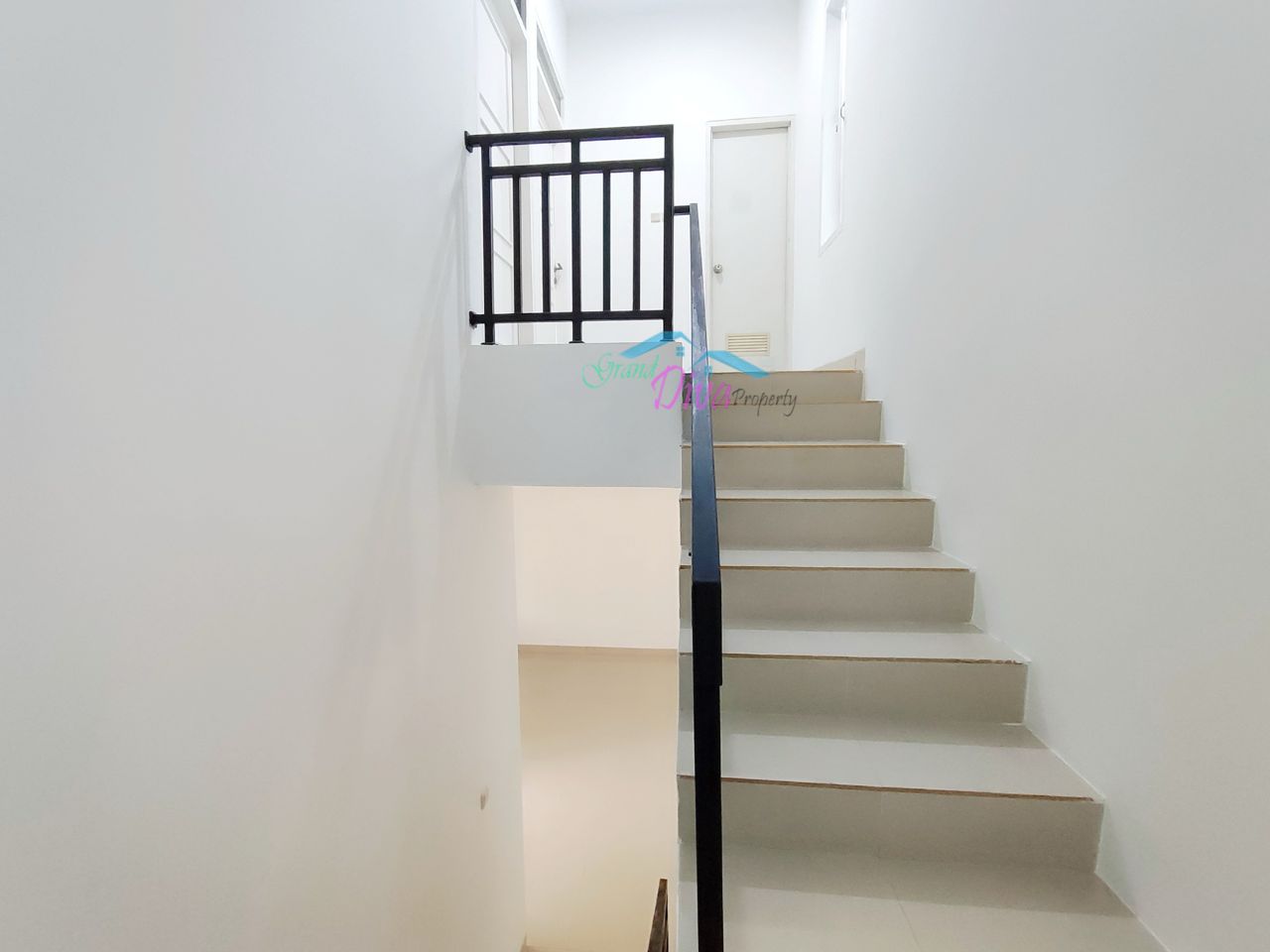 RUMAH BAGUS BARU DI RENOVASI DI PERUM GRAND SERPONG RESIDENCE 2