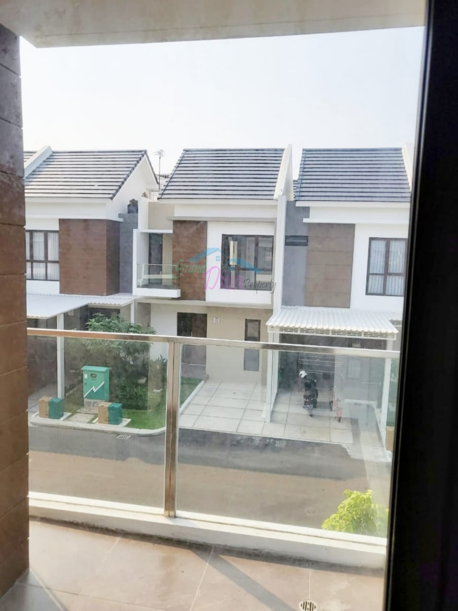 RUMAH DI CLUSTER SUMMARECON BEKASI
