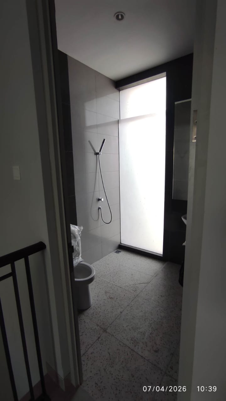 Sewa Ruko Beverly 3lt depan Hokky Supermaket, di Pakuwon City