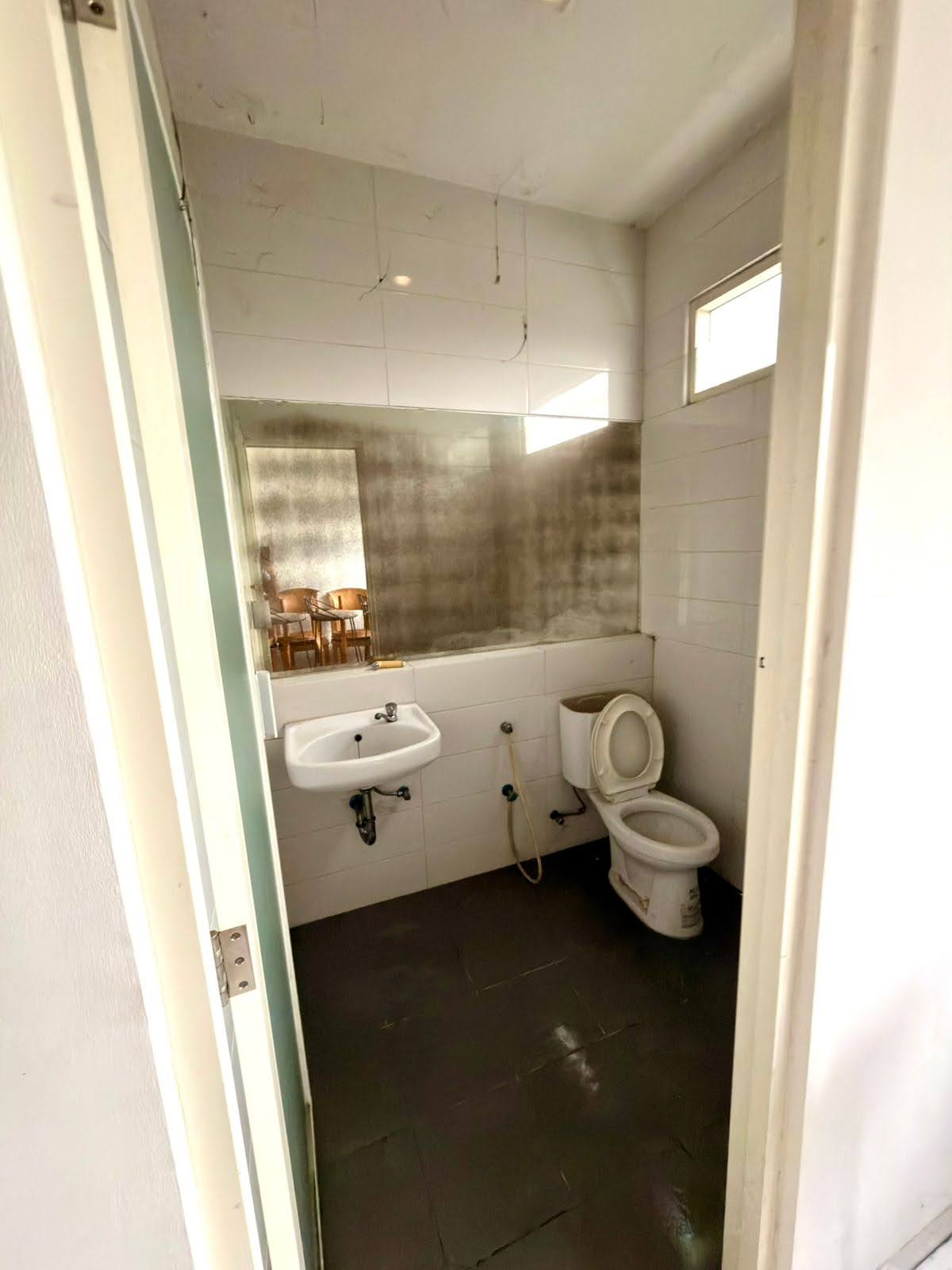 Ruko 3 Lantai KUTISARI Strategis Dekat UK Petra Siap Usaha