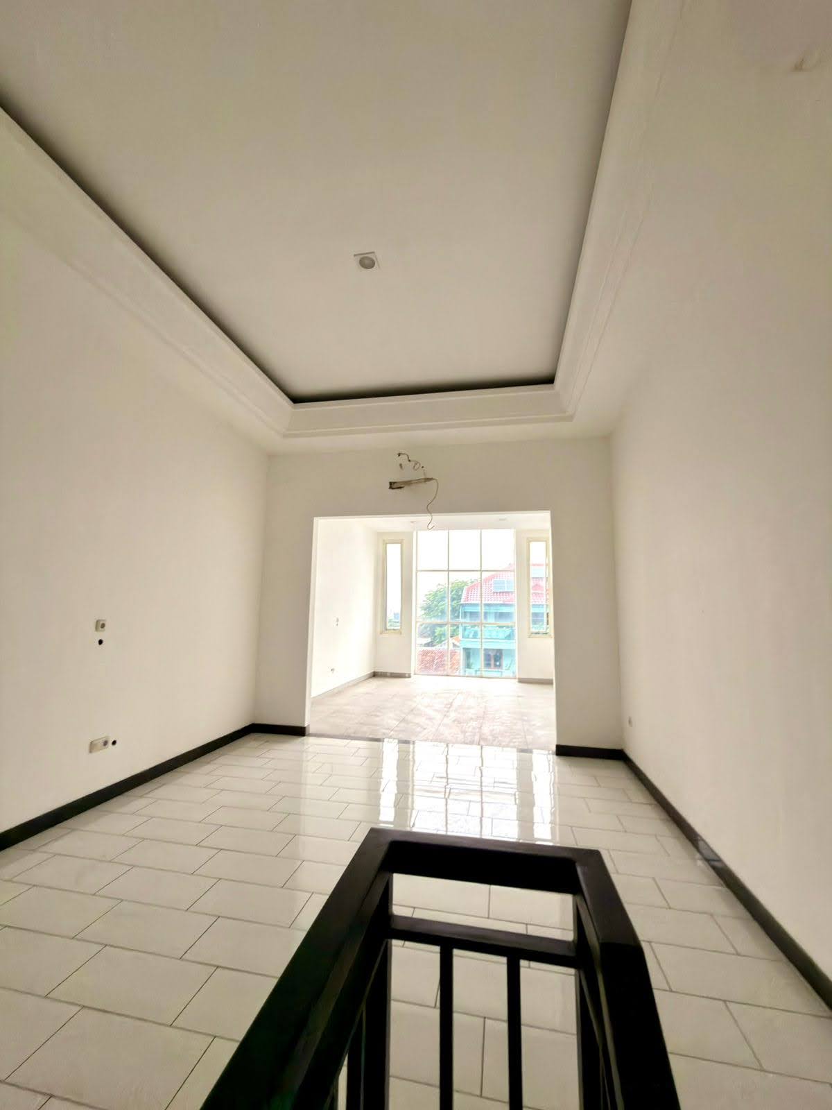 Ruko 3 Lantai KUTISARI Strategis Dekat UK Petra Siap Usaha