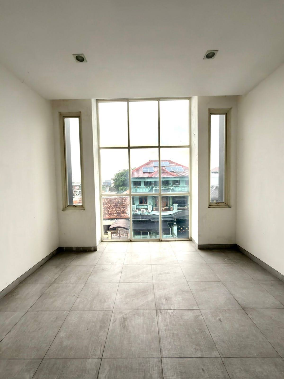 Ruko 3 Lantai KUTISARI Strategis Dekat UK Petra Siap Usaha