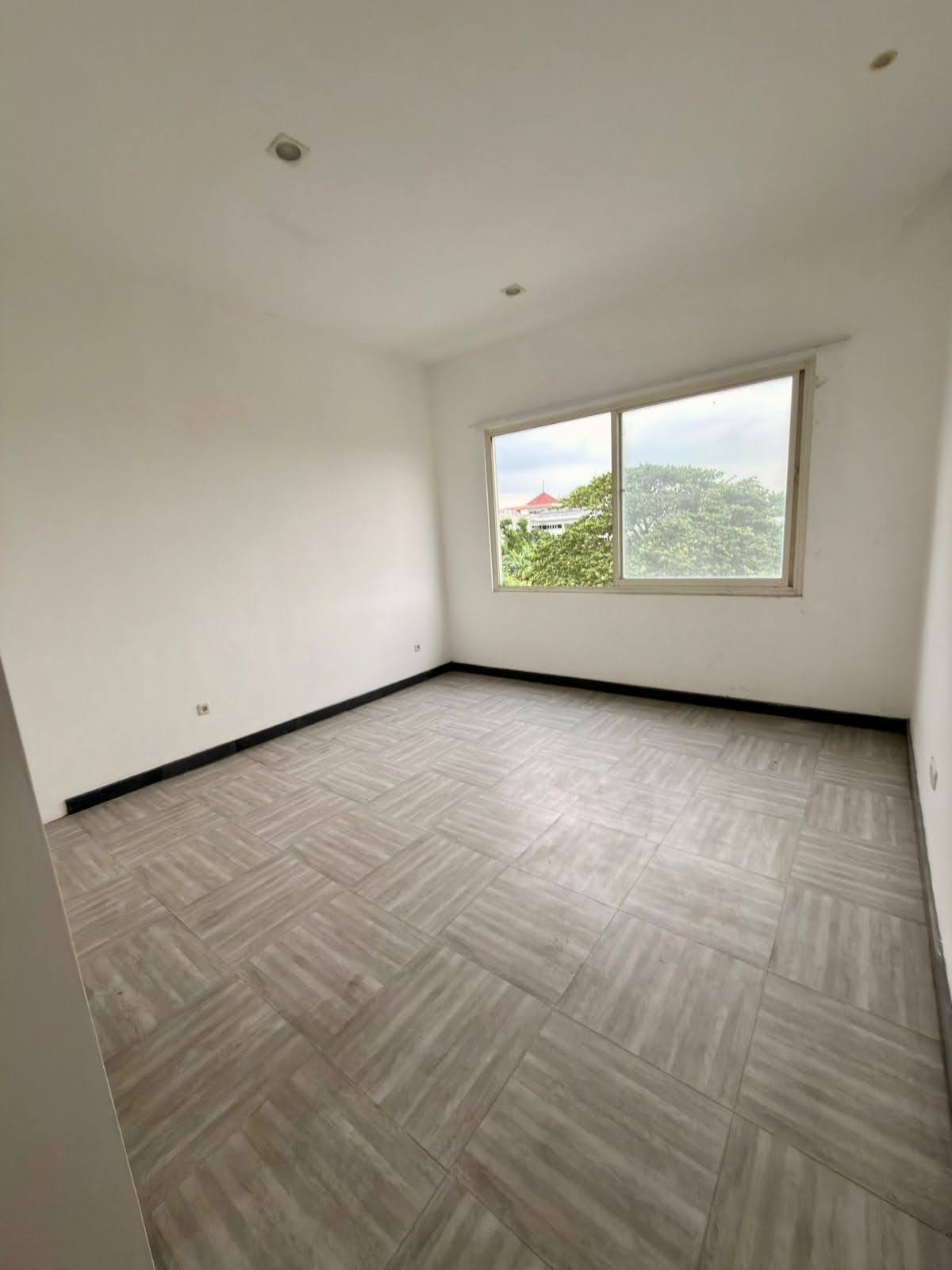 Ruko 3 Lantai KUTISARI Strategis Dekat UK Petra Siap Usaha