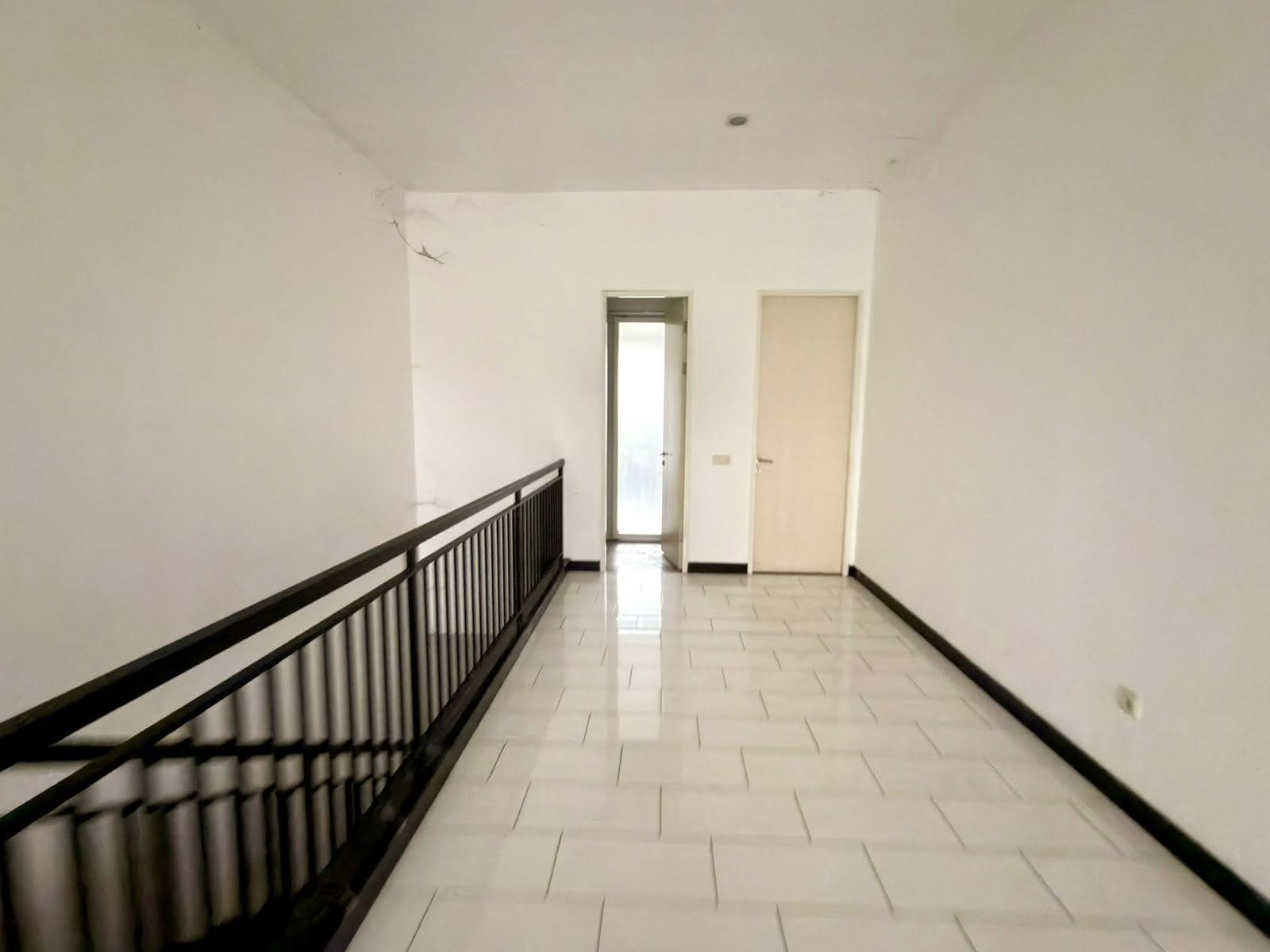 Ruko 3 Lantai KUTISARI Strategis Dekat UK Petra Siap Usaha