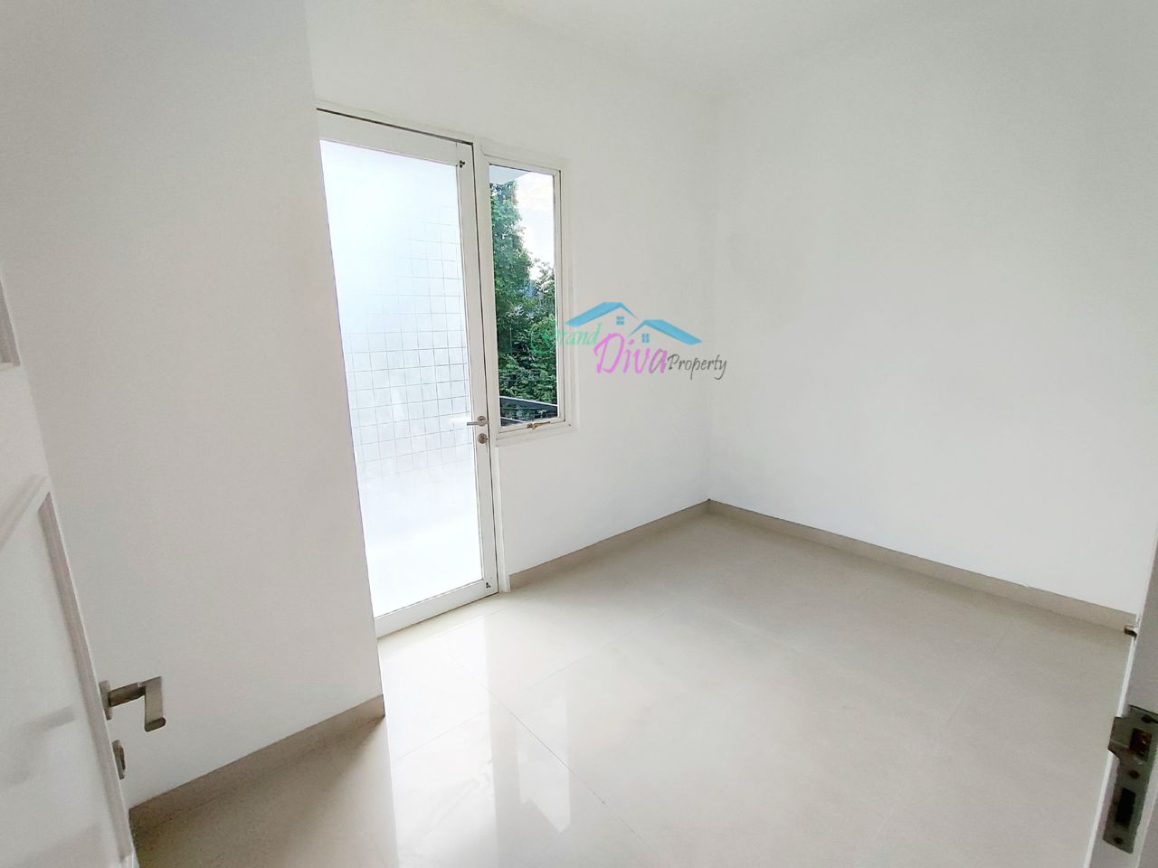 RUMAH BAGUS BARU DI RENOVASI SIAP HUNI DI PERUM GRAND SERPONG