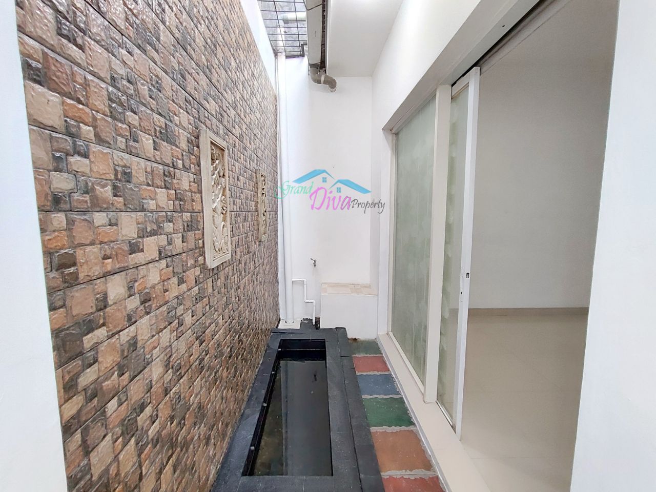 RUMAH BAGUS BARU DI RENOVASI SIAP HUNI DI PERUM GRAND SERPONG