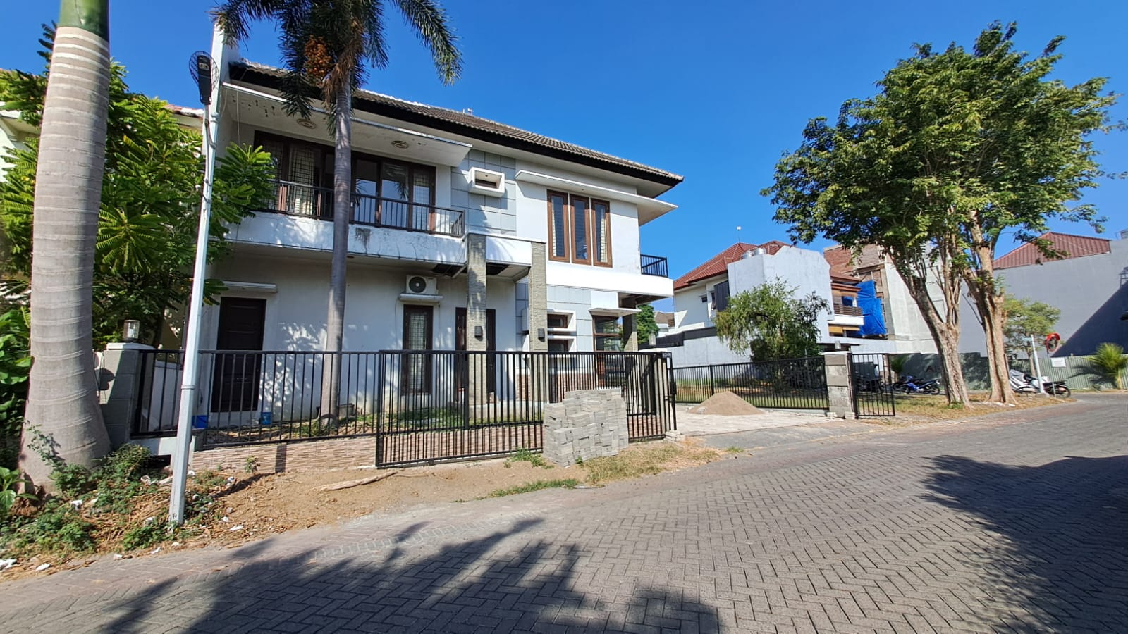 rumah disewakan villa sentra raya citraland surabaya