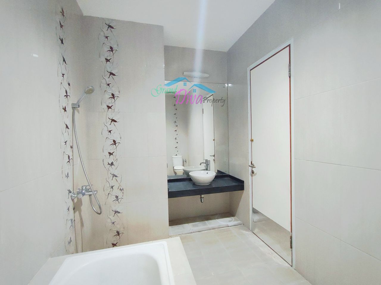 RUMAH BAGUS BARU RENOVASI DI CLUSTER THE REGENT BEKASI