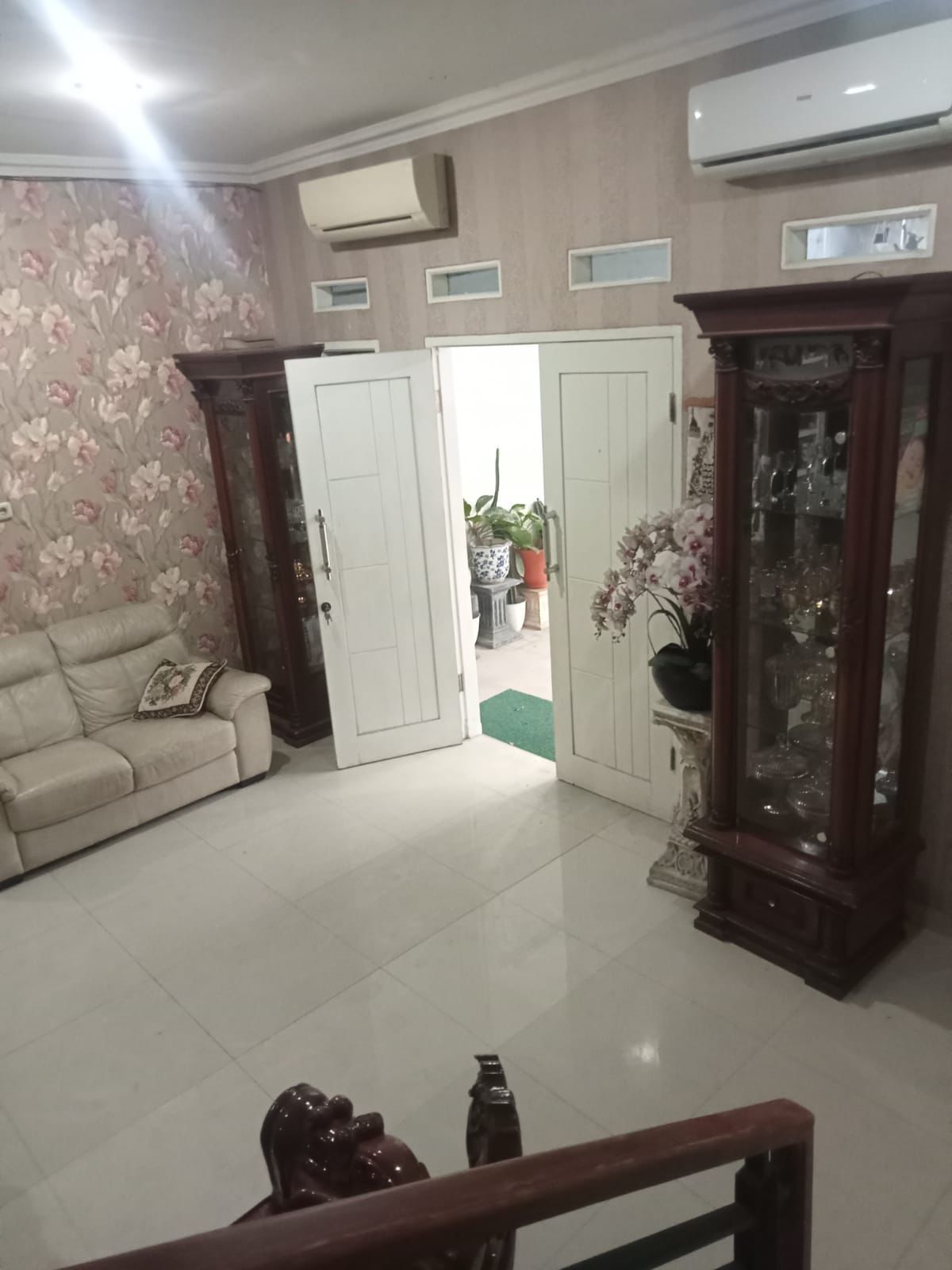 Jual rumah cantik jalan besar